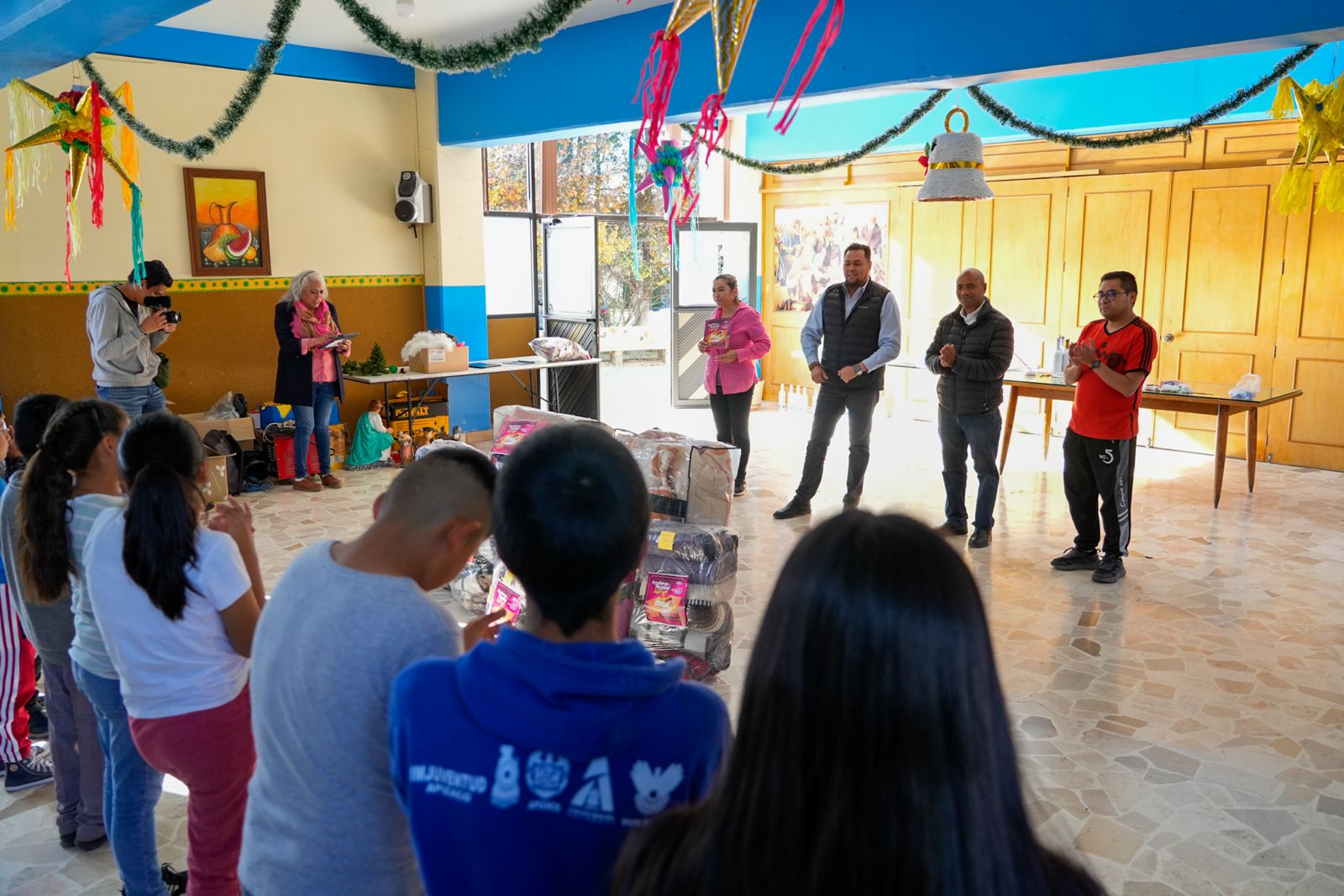Entregan FXMT y Corazones Rosas abrigo en albergues de Apizaco